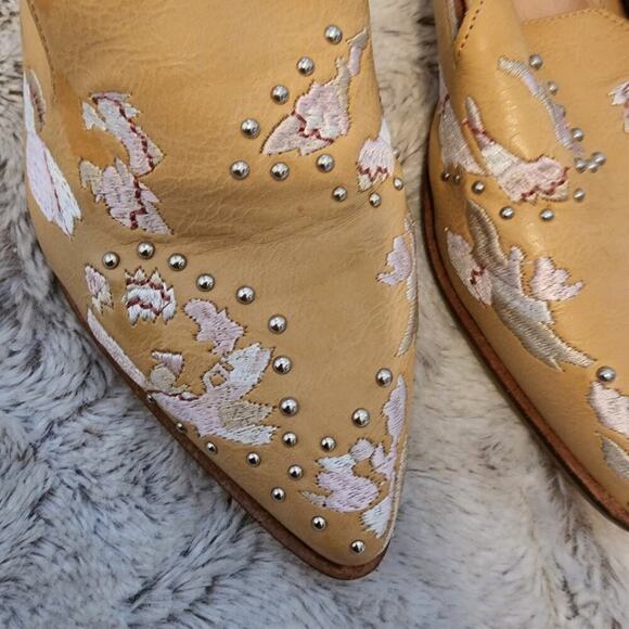 MI IM EMBROIDERED STUDDED BEIGE MULES SIZE 8 - Picture 2 of 6